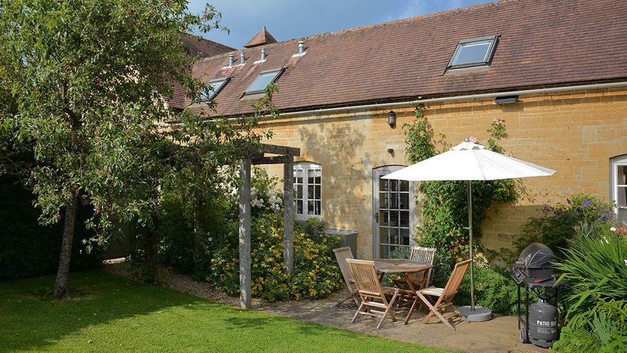 Exterior & Views 2, Saratoga Cottage, Oxfordshire