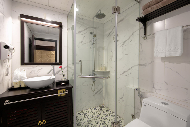 Bathroom 3, Pelican Halong Cruise, Hạ Long