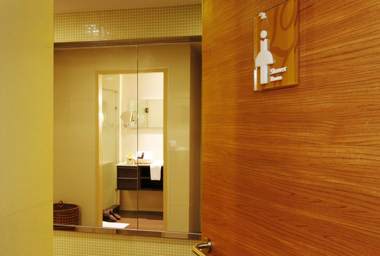 Bedroom 4, Miracle Transit Hotel, Bang Plee
