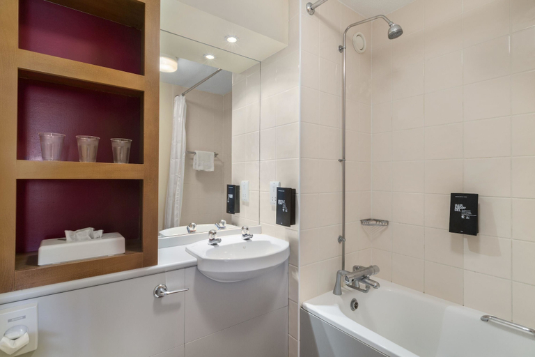 Bathroom 4, Days Inn by Wyndham Winchester M3, Hampshire