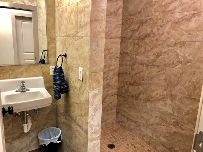 Bathroom 3, SLC Hostel, Salt Lake