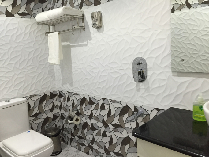 Bathroom 4, Daffodils Spice Court, Ernakulam