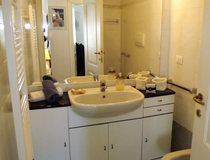 Bathroom sink, House Roby, Genova