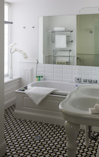 Bathroom 5, Chateau Grand Barrail, Gironde