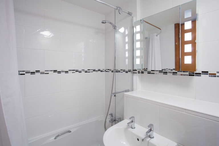 Bathroom 5, Robinson College - Cambridge University - Campus Accommodation, Cambridgeshire