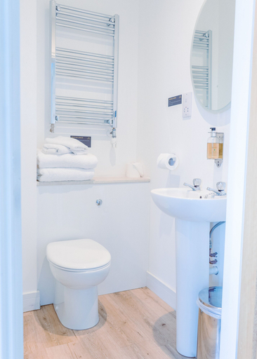 Bathroom 4, Poseidon's Inn, Moray