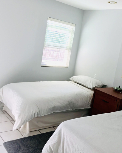Bedroom 3, Entire 3 Bedrooms Guest House Close Beach Downtown, San Diego