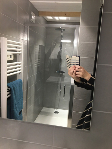 Bathroom 4, Le 25bis, Haute-Garonne