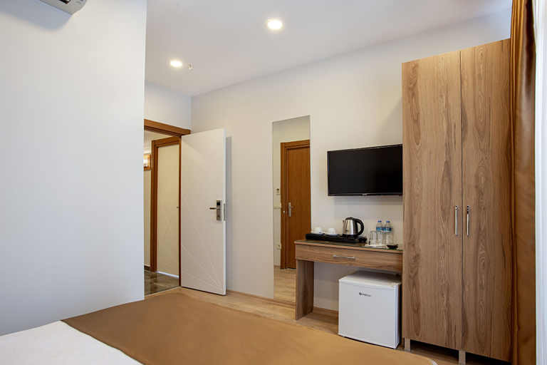 Bedroom 5, West Palace Hotel, Beyoğlu