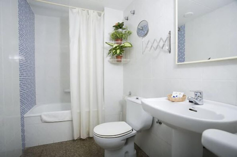 Bathroom 4, Hotel Norai, Girona