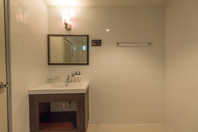 Bathroom 3, Aonang Mountain View Hotel, Mueang Krabi