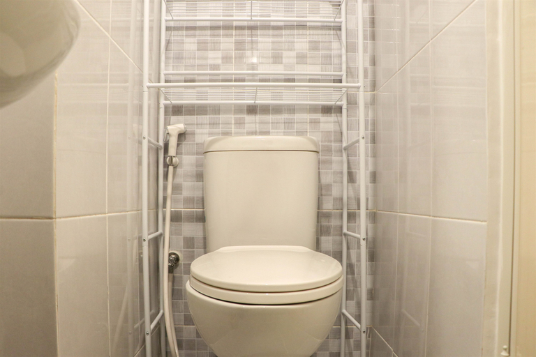 Bathroom 3, Minimalist and Warm Studio Tokyo Riverside PIK 2 Apartment By Travelio, Tangerang