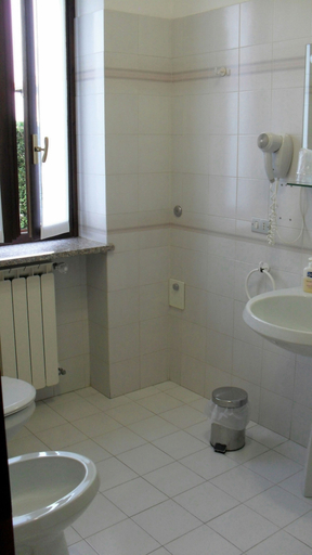 Bathroom 4, Albergo Residence Isotta, Novara