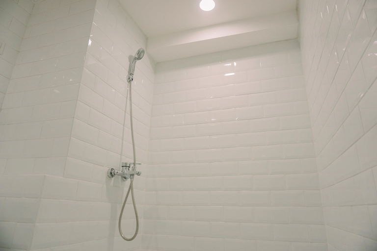 Bedroom 3, Exclusive and Homey 3BR Loft at Kingland Avenue Apartment By Travelio, Tangerang