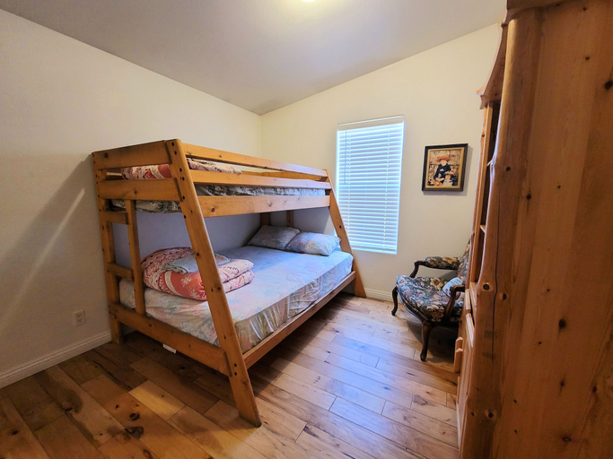 Bedroom 3, Country Club Chalet, San Bernardino