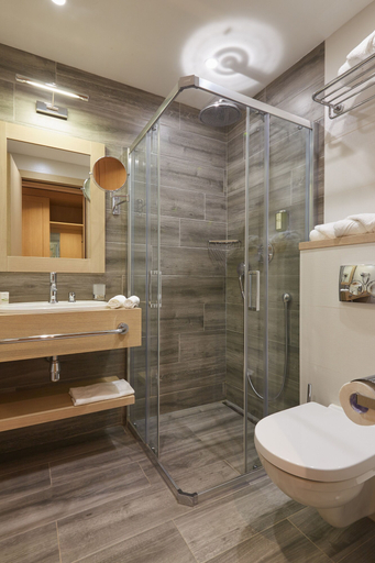 Bathroom 3, AmstelSki Hotel, Nadvirnians'kyi