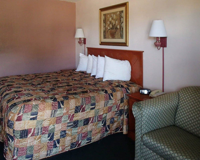 Bedroom 5, Rodeway Inn Leesburg Chain of Lakes, Lake