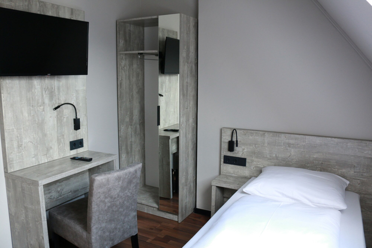 Bedroom 4, Urban Home Self Check-In Hotel, Hamburg