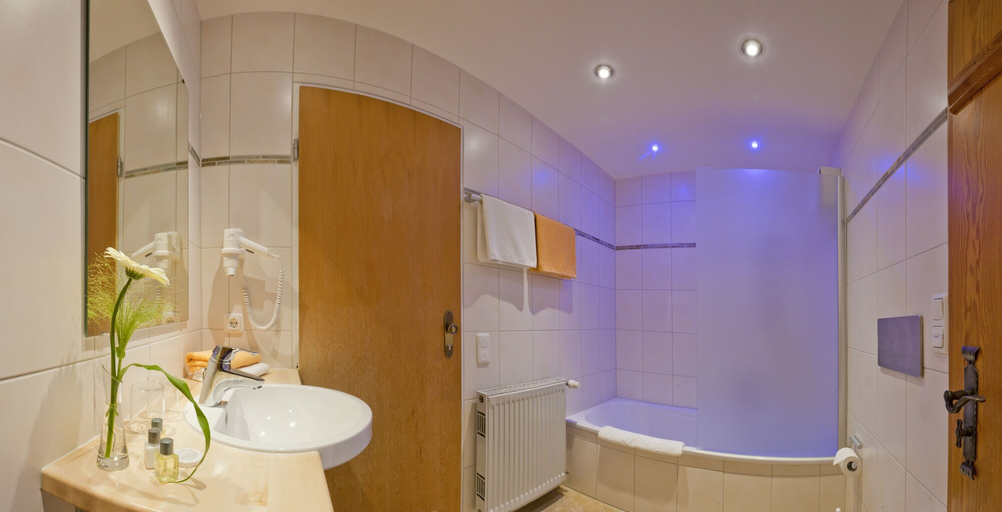 Bathroom 5, Landhotel Huberhof, Ostallgäu