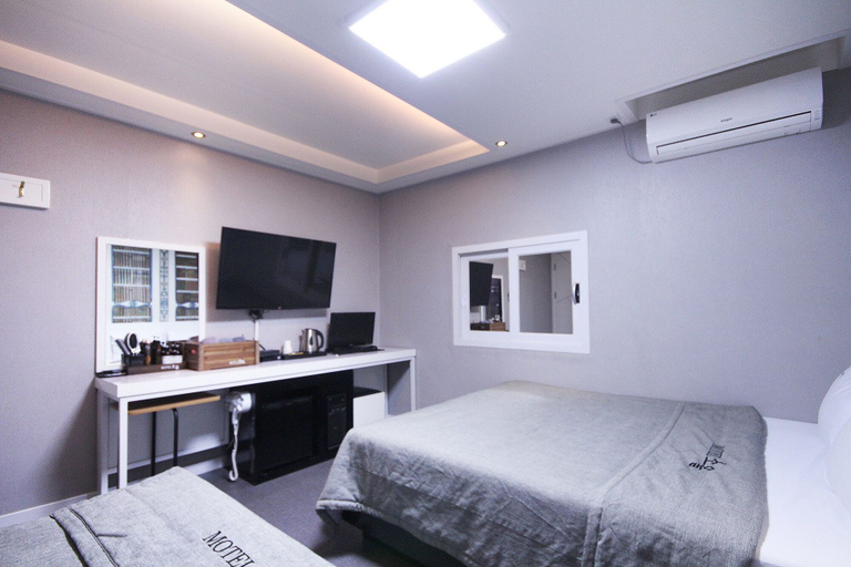 Bedroom 2, Soul Motel, Buk