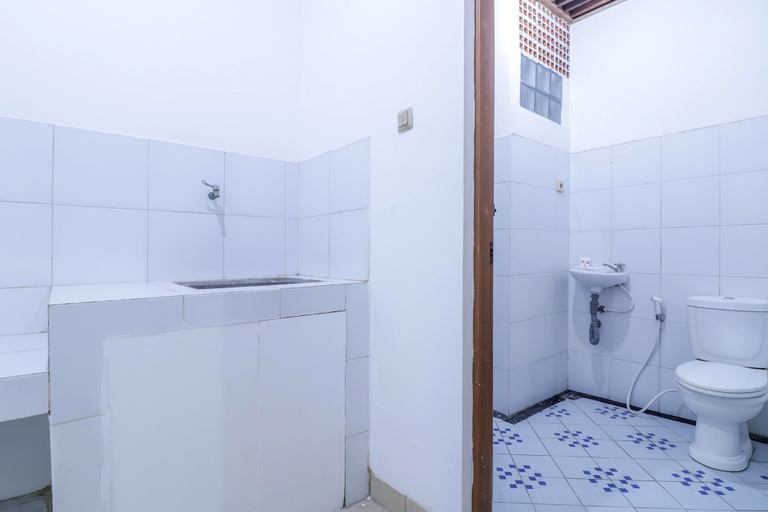 Bathroom 3, OYO 1755 De'balcon Accomodation Near Ngurah Rai Airport, Badung