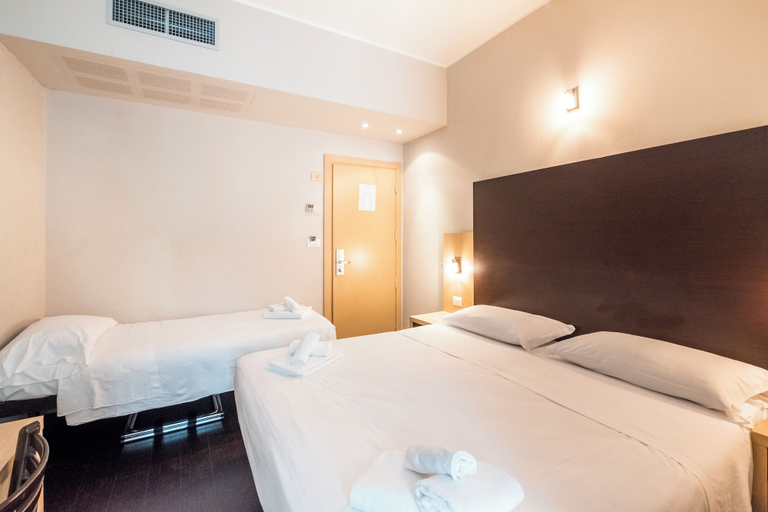 Bedroom 2, Hotel Aiglon, Rimini