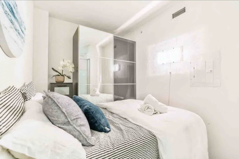 Bedroom 2, HomeHop - Entertainment District, Toronto