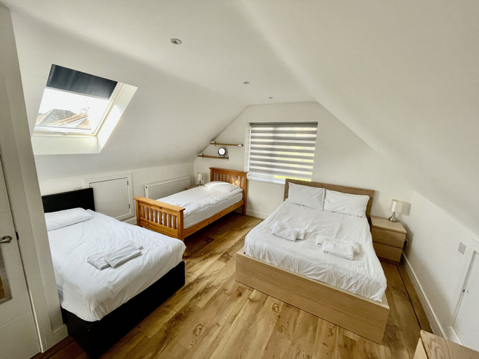 Bedroom 3, Four Corners Holiday Home with Hot Tub & Sauna, Dorset