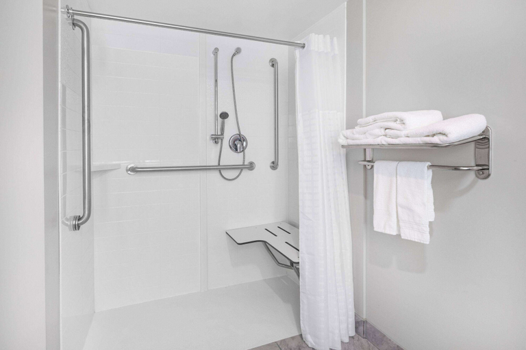 Bathroom 4, Days Inn & Suites by Wyndham Niagara Falls/Buffalo, Niagara