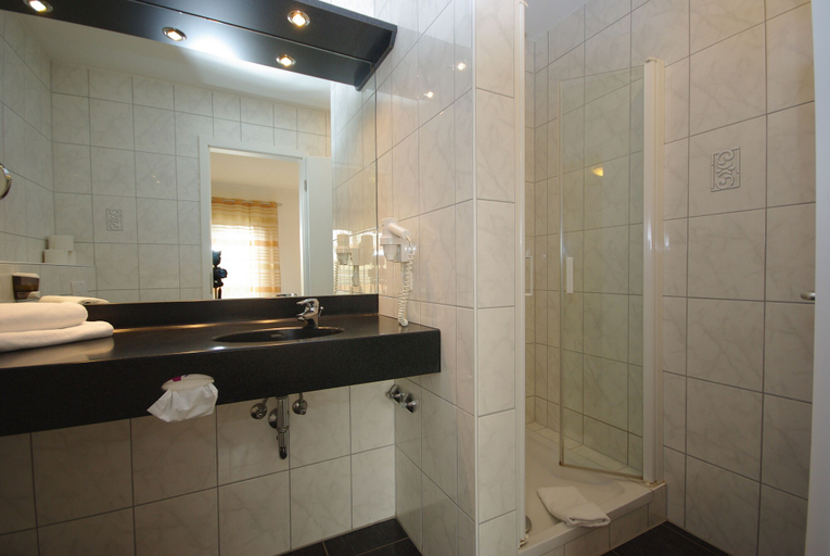 Bathroom 5, Hotel Jakob, Darmstadt-Dieburg