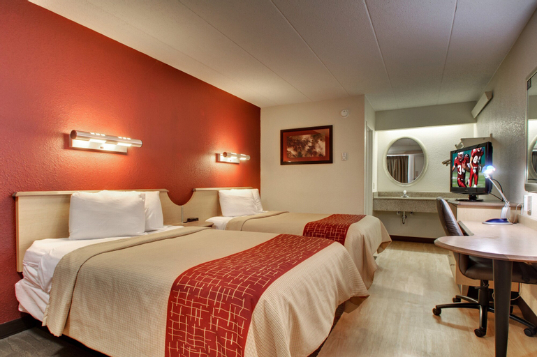 Bedroom 3, Red Roof Inn St Louis - Westport/ Maryland Heights, Saint Louis