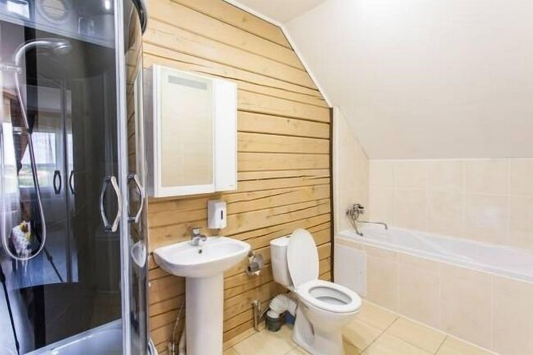 Bathroom 3, Kvetki Yablyni, Vyalyeyka