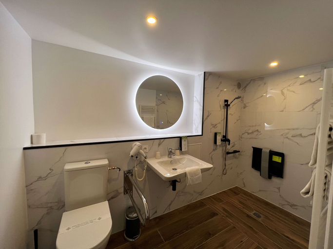 Bathroom 4, Kyriad Cambrai, Nord