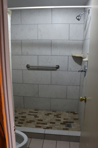 Bathroom 3, LoneStar Inn, Kerr