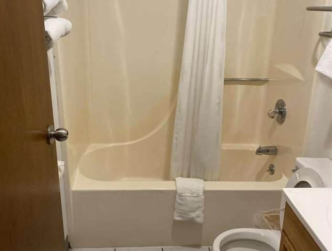 Bathroom 4, Americas Best Value Inn West Frankfort, Franklin