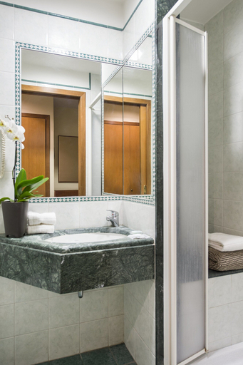 Bathroom 5, Hotel Cervia, Roma