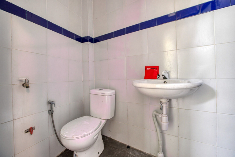 Bathroom 4, RedDoorz near Exit Toll Nusa Dua, Badung