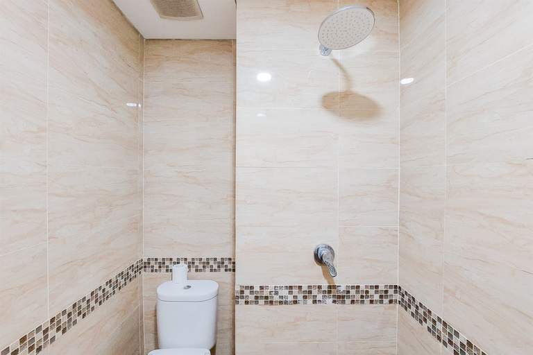 Bathroom 5, Warm and Simply Look Studio Apartment at B Residence By Travelio, South Tangerang