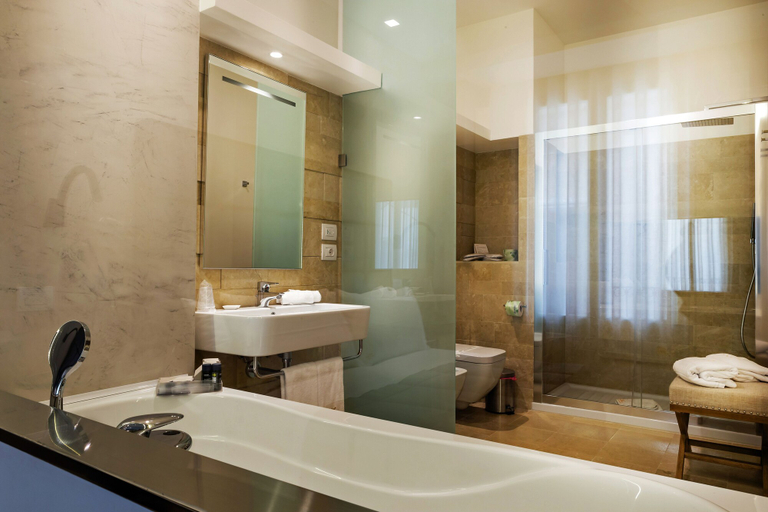 Bathroom 5, Hotel Porta Reale, Syracuse