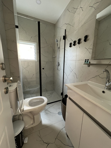 Bathroom 3, Masarik Apartments