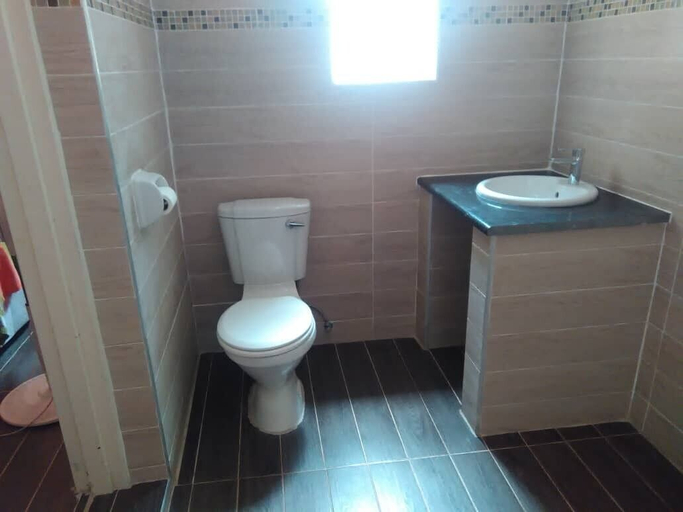 Bathroom 3, It's a Small World Backpackers Lodge - Hostel, Harare