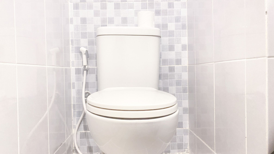 Bathroom 5, Fully Furnished Studio at Tokyo Riverside PIK 2 Apartment By Travelio, Tangerang
