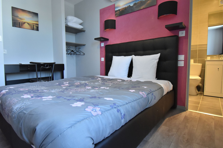 Bedroom 3, Hôtel des Deux Gares, Yonne