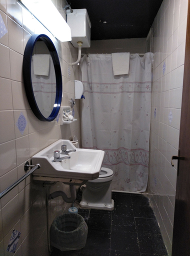 Bathroom 4, Hotel Corisco, Girona
