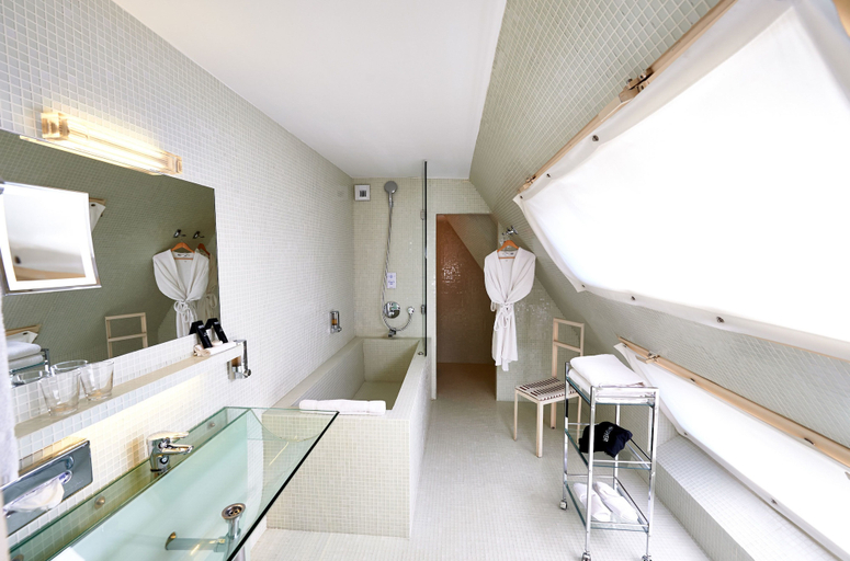 Bathroom 4, La Pérouse Nantes, Loire-Atlantique