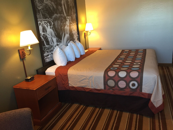 Bedroom 3, Super 8 by Wyndham Chamberlain SD, Brule
