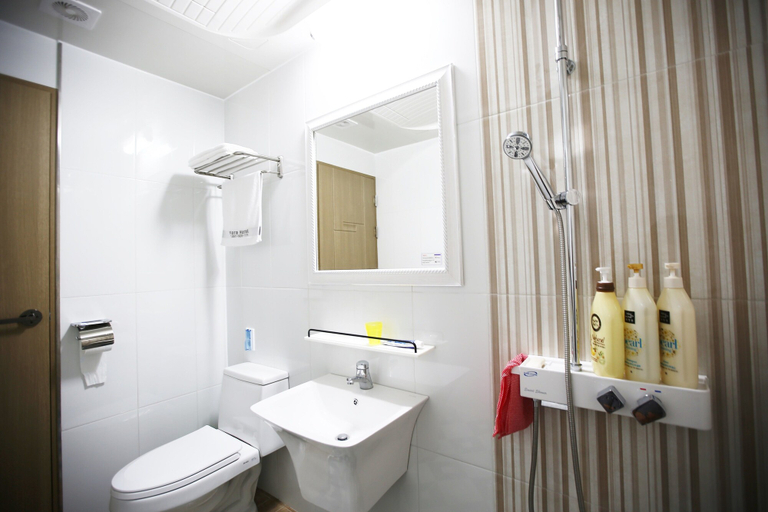 Bathroom 5, Flora Hostel Pension, Yeosu