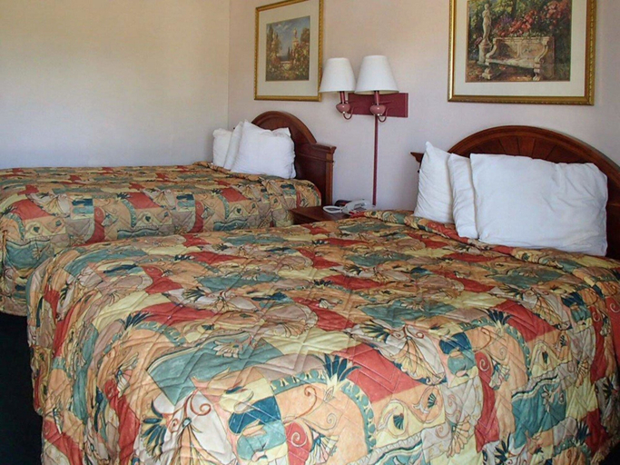 Bedroom 3, Rodeway Inn Leesburg Chain of Lakes, Lake