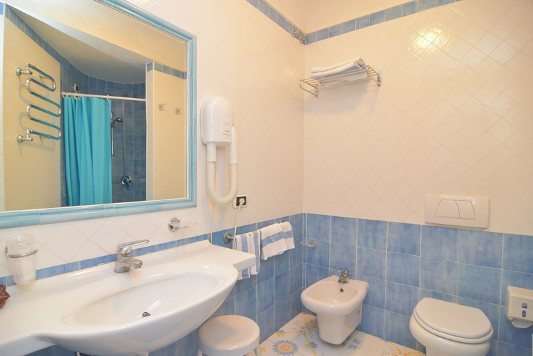 Bathroom 5, Hotel Terme Oriente  - Beach & SPA, Napoli