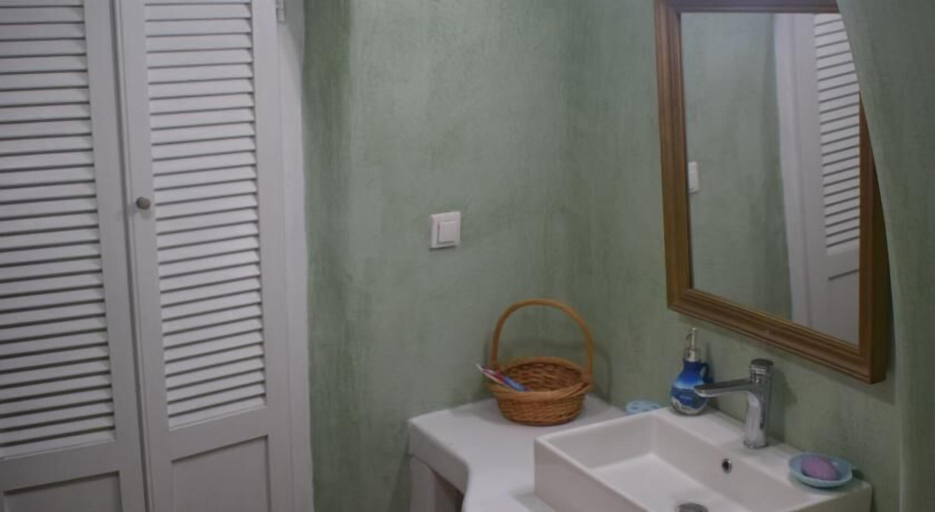 Bathroom, Tzannis Cave House, South Aegean